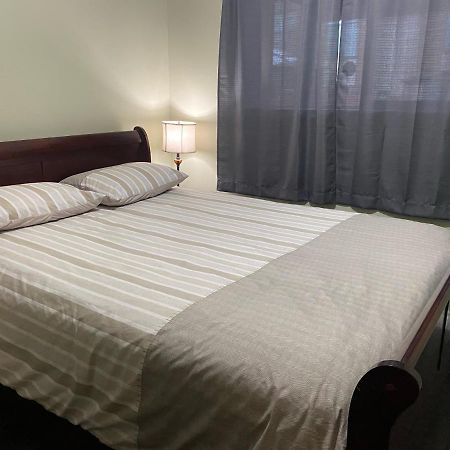 1 Bedroom Suite In Langford. ビクトリア エクステリア 写真