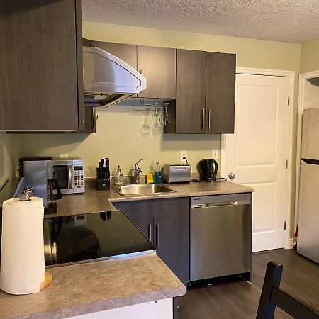 1 Bedroom Suite In Langford. ビクトリア エクステリア 写真