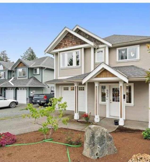 1 Bedroom Suite In Langford. ビクトリア エクステリア 写真