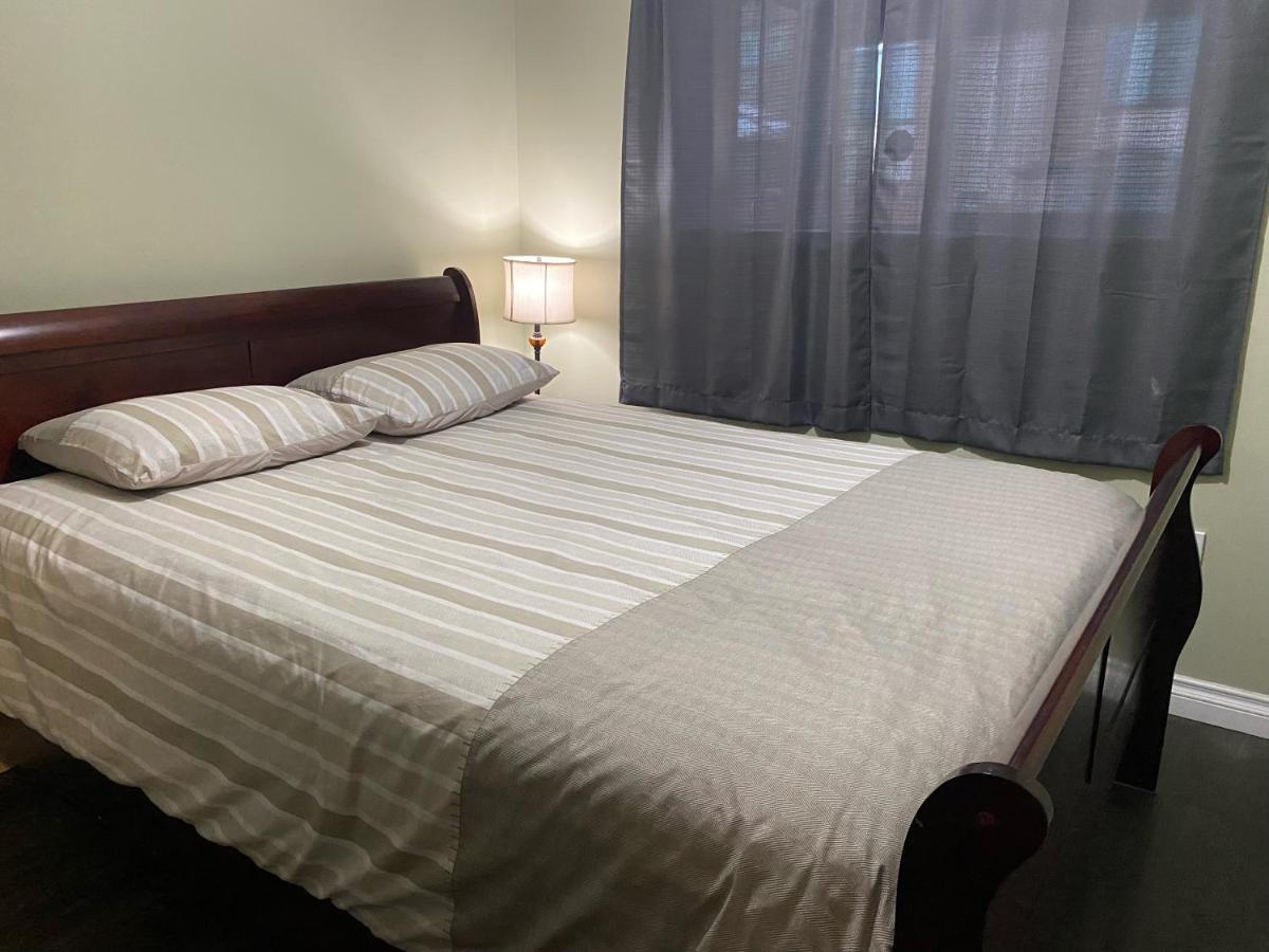1 Bedroom Suite In Langford. ビクトリア エクステリア 写真