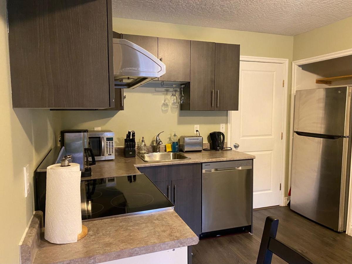 1 Bedroom Suite In Langford. ビクトリア エクステリア 写真