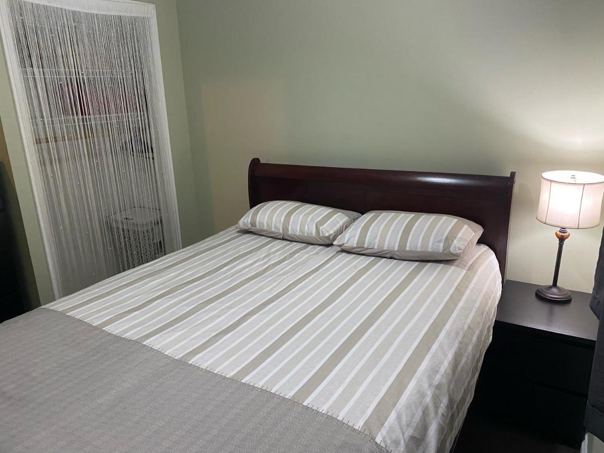 1 Bedroom Suite In Langford. ビクトリア エクステリア 写真