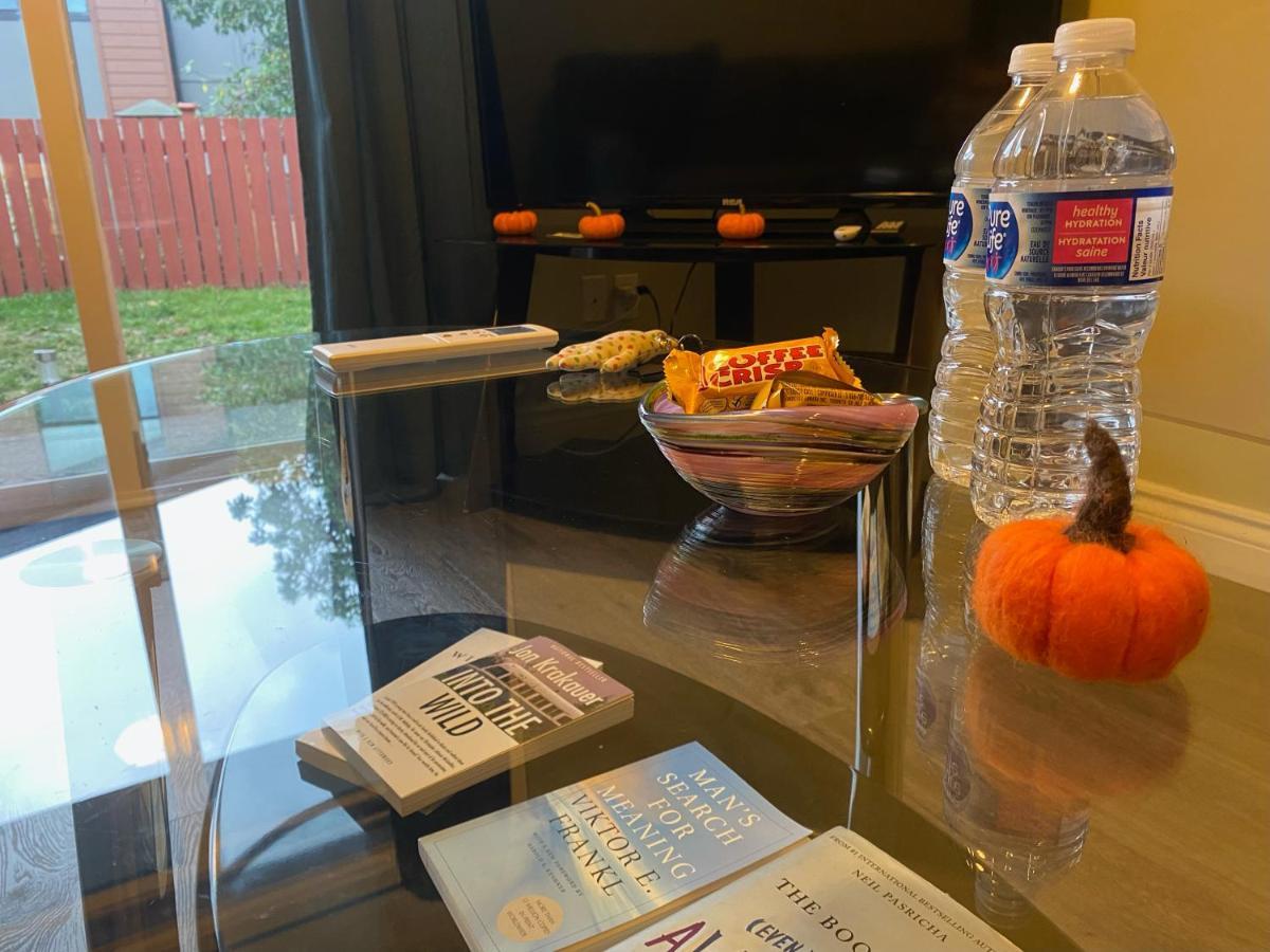 1 Bedroom Suite In Langford. ビクトリア エクステリア 写真