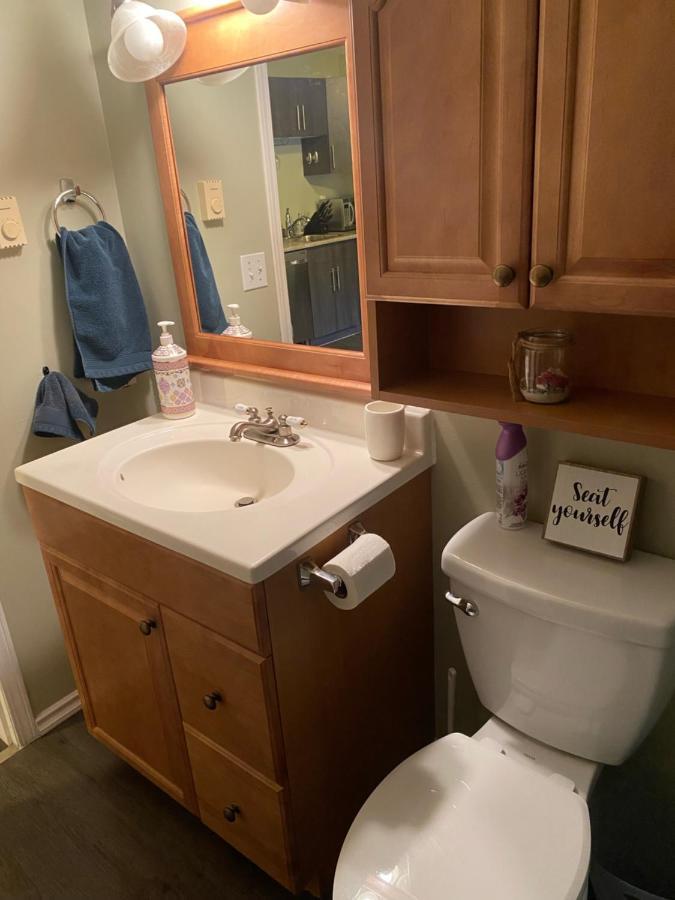 1 Bedroom Suite In Langford. ビクトリア エクステリア 写真