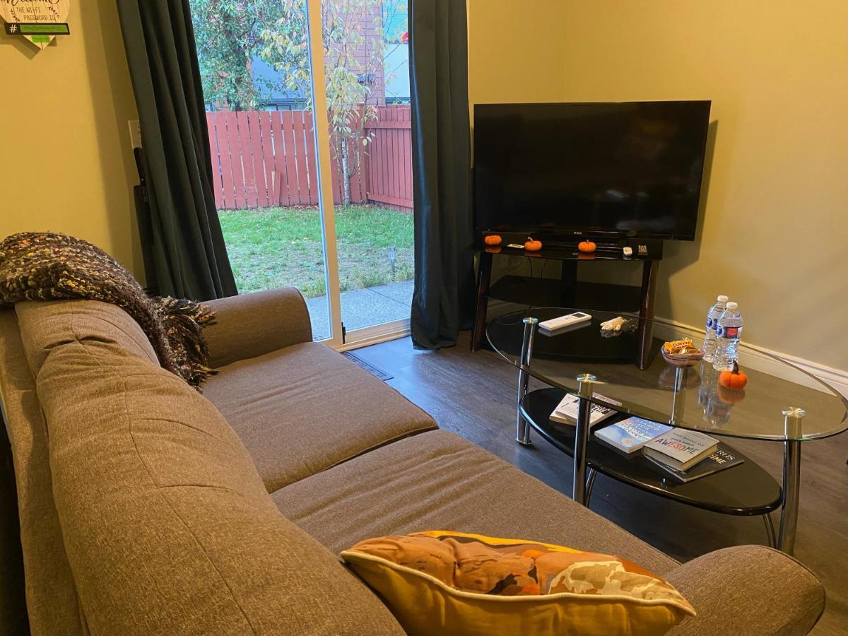1 Bedroom Suite In Langford. ビクトリア エクステリア 写真