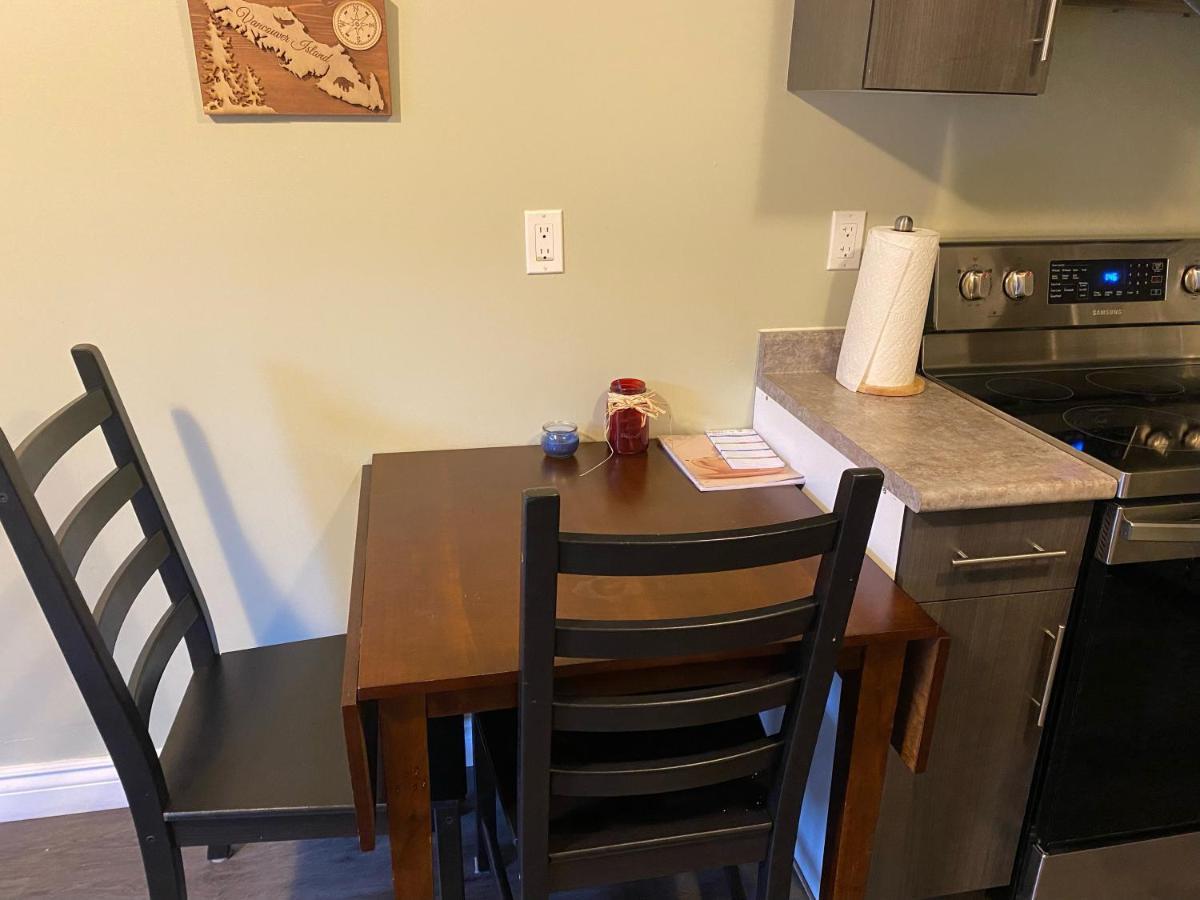 1 Bedroom Suite In Langford. ビクトリア エクステリア 写真
