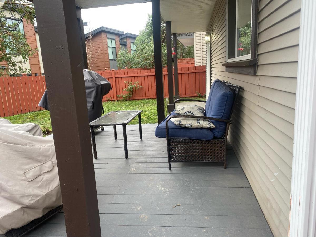 1 Bedroom Suite In Langford. ビクトリア エクステリア 写真