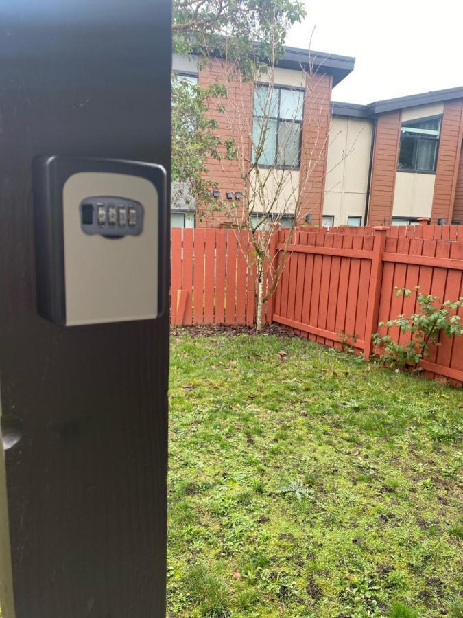 1 Bedroom Suite In Langford. ビクトリア エクステリア 写真